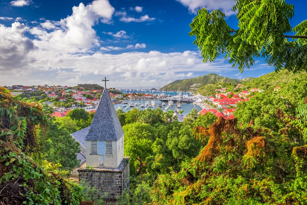 How does the St Barth Instagram community feel about travel restrictions